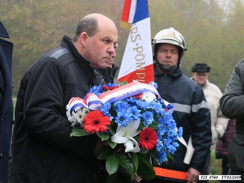 * Dépôt de gerbes à la stèle Brosset lors de la commémoration du 