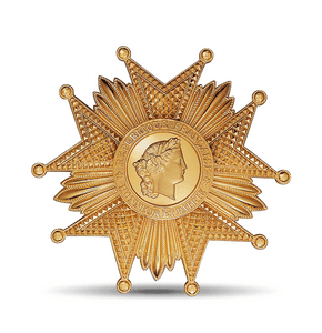 * Pierre Simonet, Compagnon de la Libération, a été élevé à la dignité de Grand'Croix de la Légion d'Honneur. 